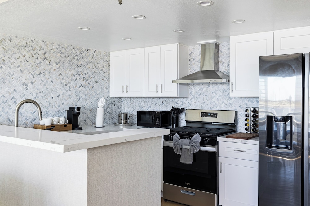 456 Embarcadero Inn Suites 66/77
