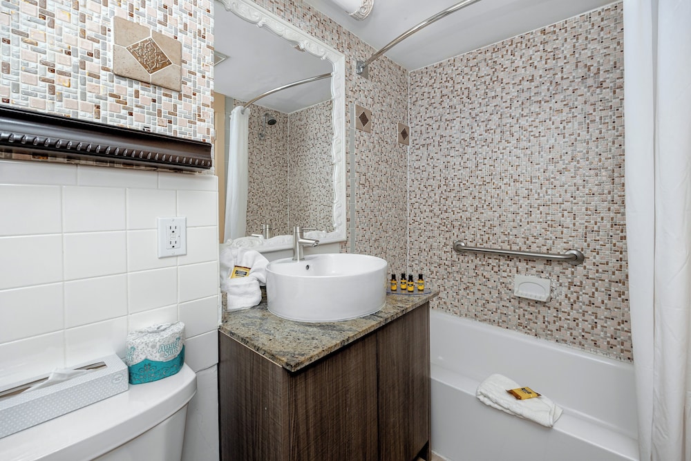 غرفة قياسية بسريرين كوين بإطلالة على المرفأ بشرفة، Best Western Plus Yacht Harbor Inn 5/5