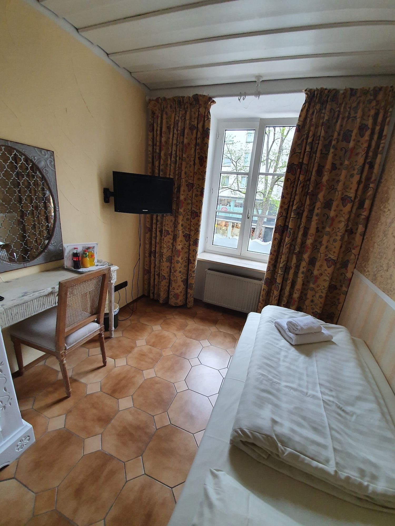 ROOM, SINGLE