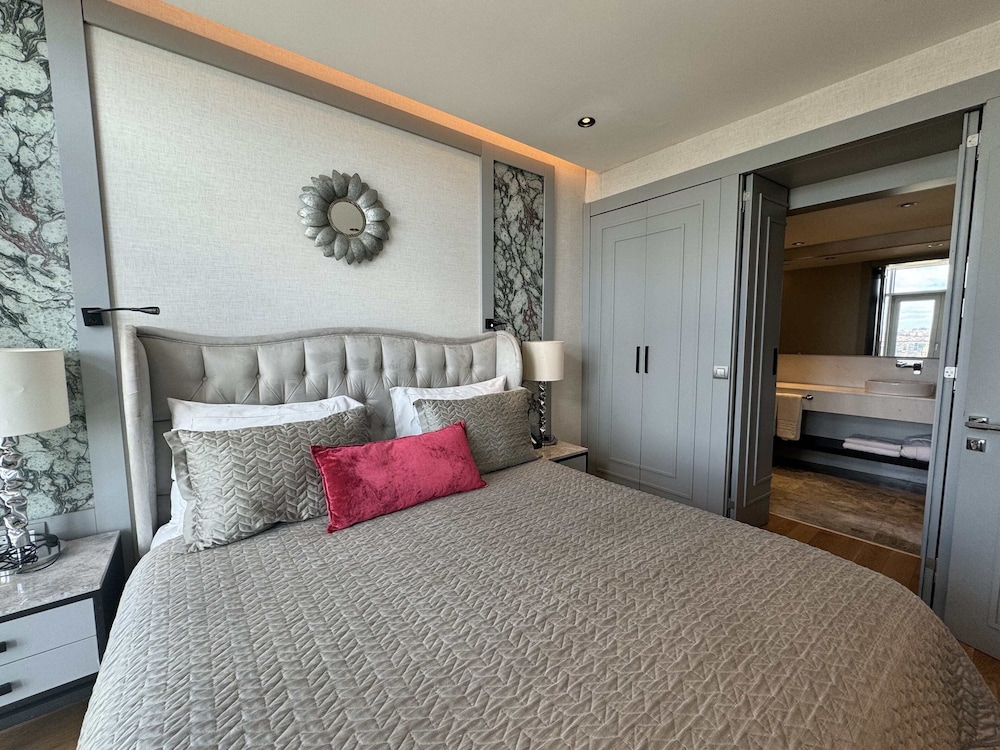 SENIOR, SUITE, CITY VIEW