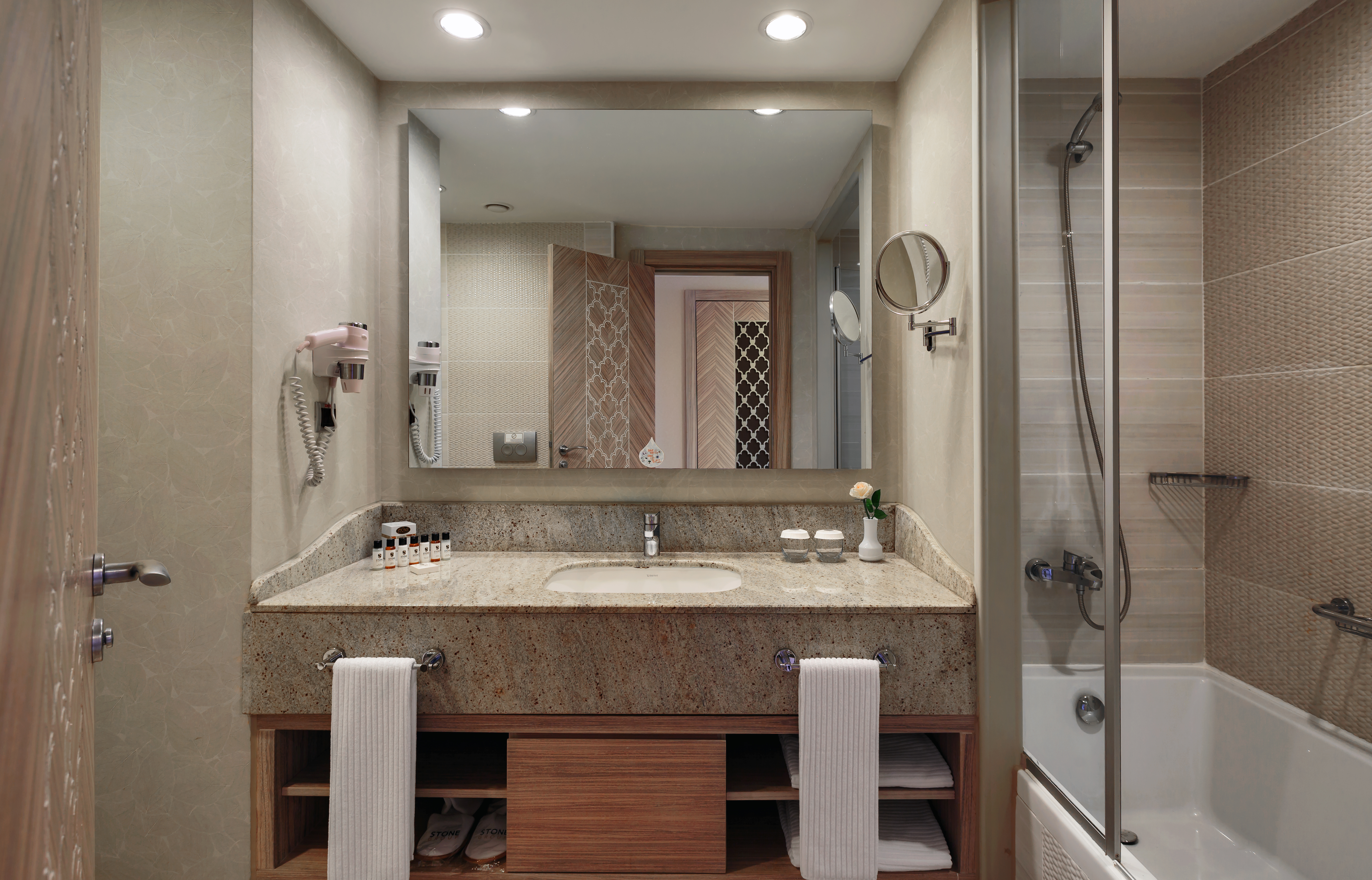 Room, Single, Lateral Side Sea View، Royal Alhambra Palace 2/2
