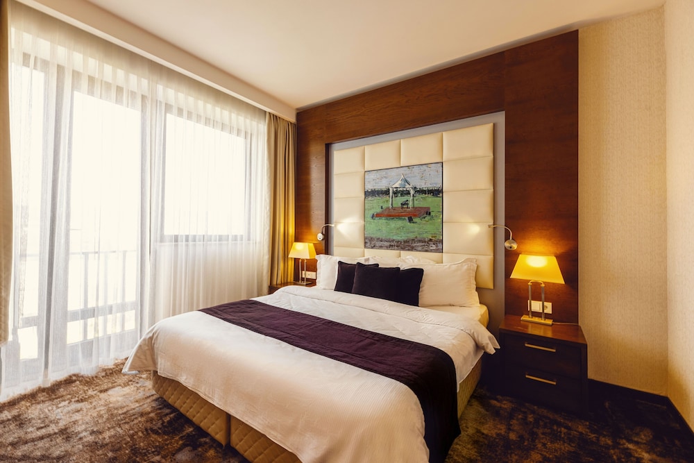 DELUXE, SUITE