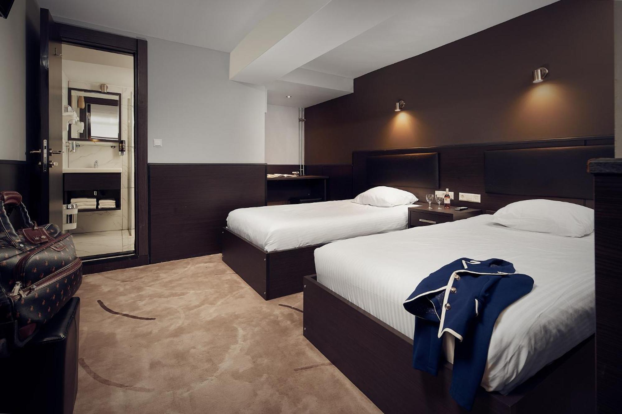 Room, Twin Beds, No Window