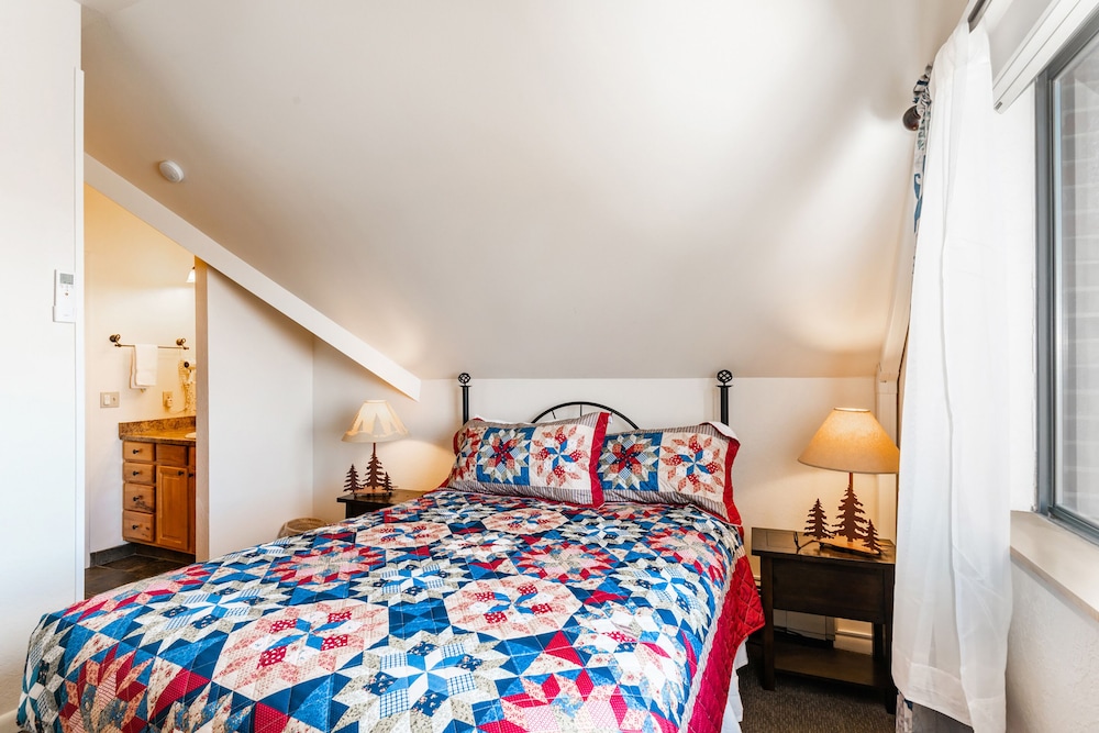 3 BEDROOMS, CONDOMINIUM