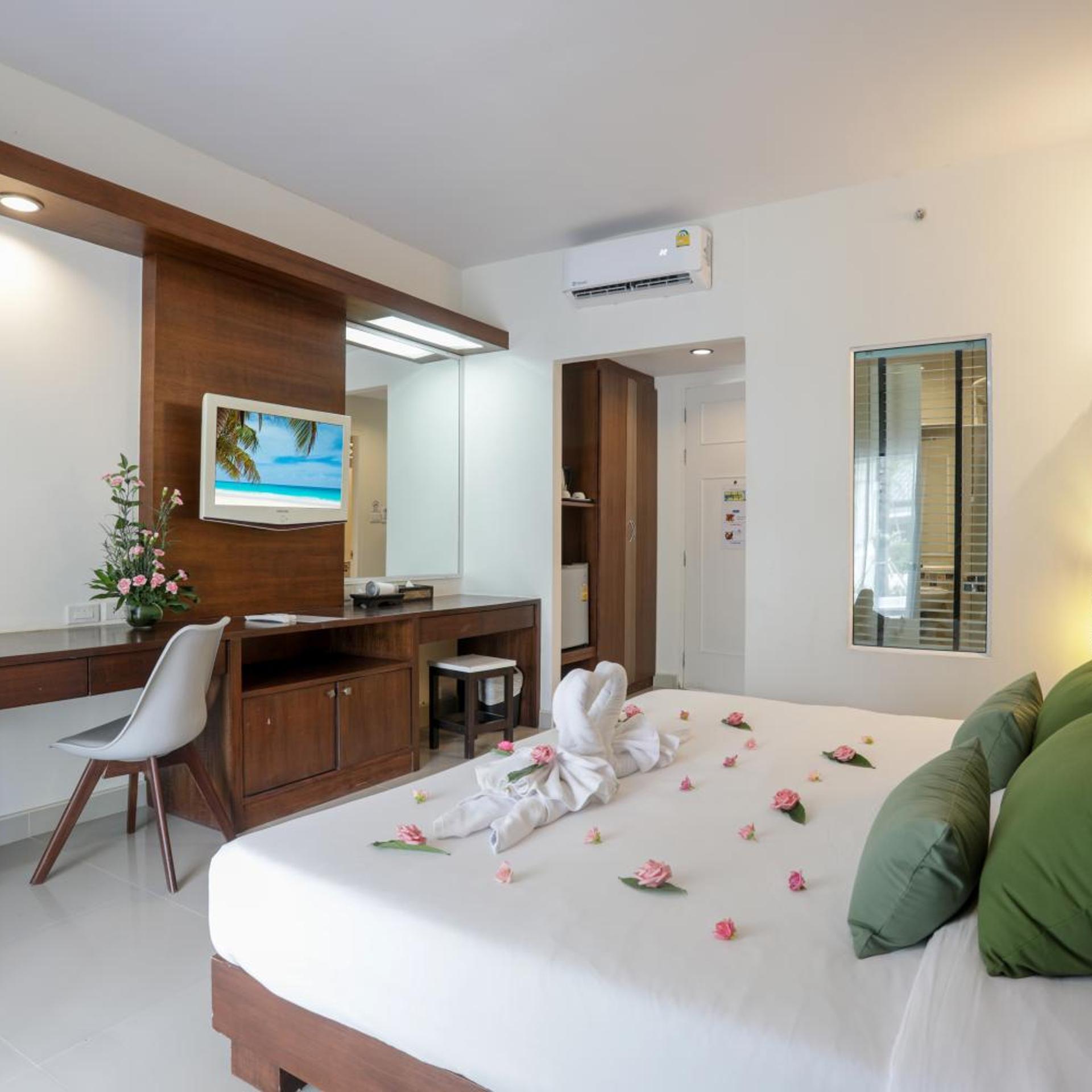 Tuana Hotels Brook Pool Access 18/50