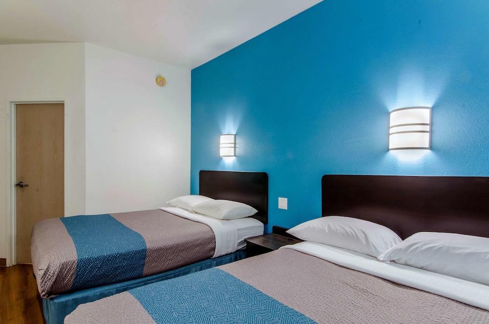 Motel6 Wheatland, WY 24/58