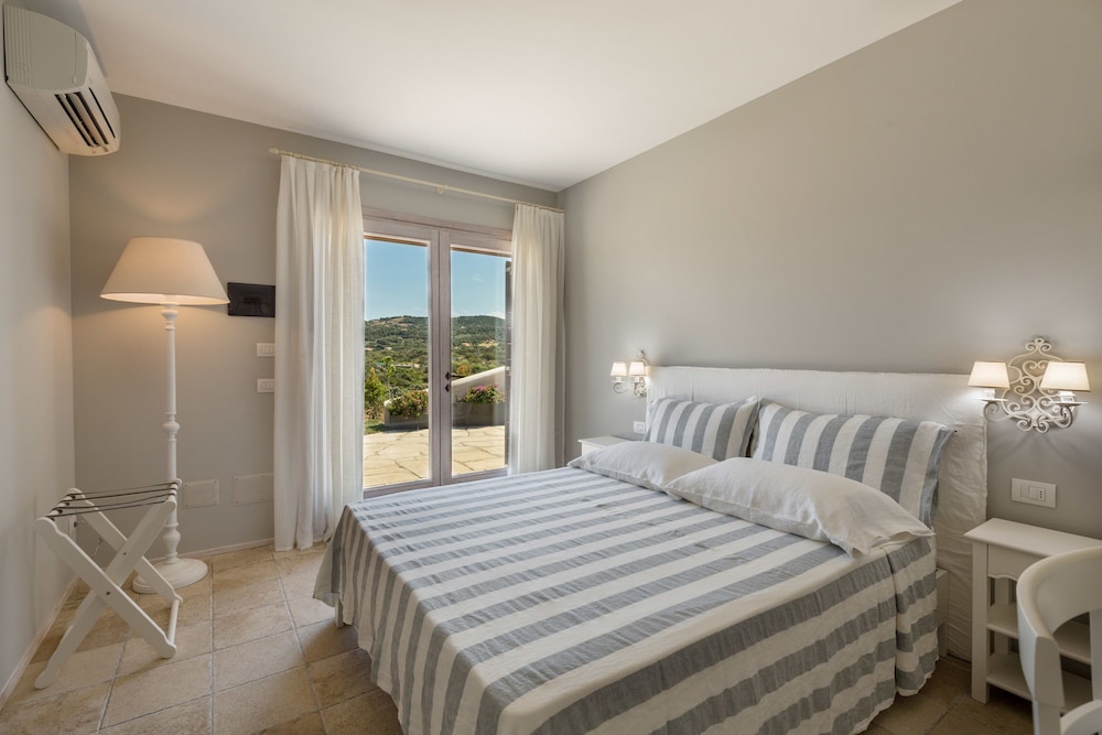 Superior, Queen Bed, Vineyard View