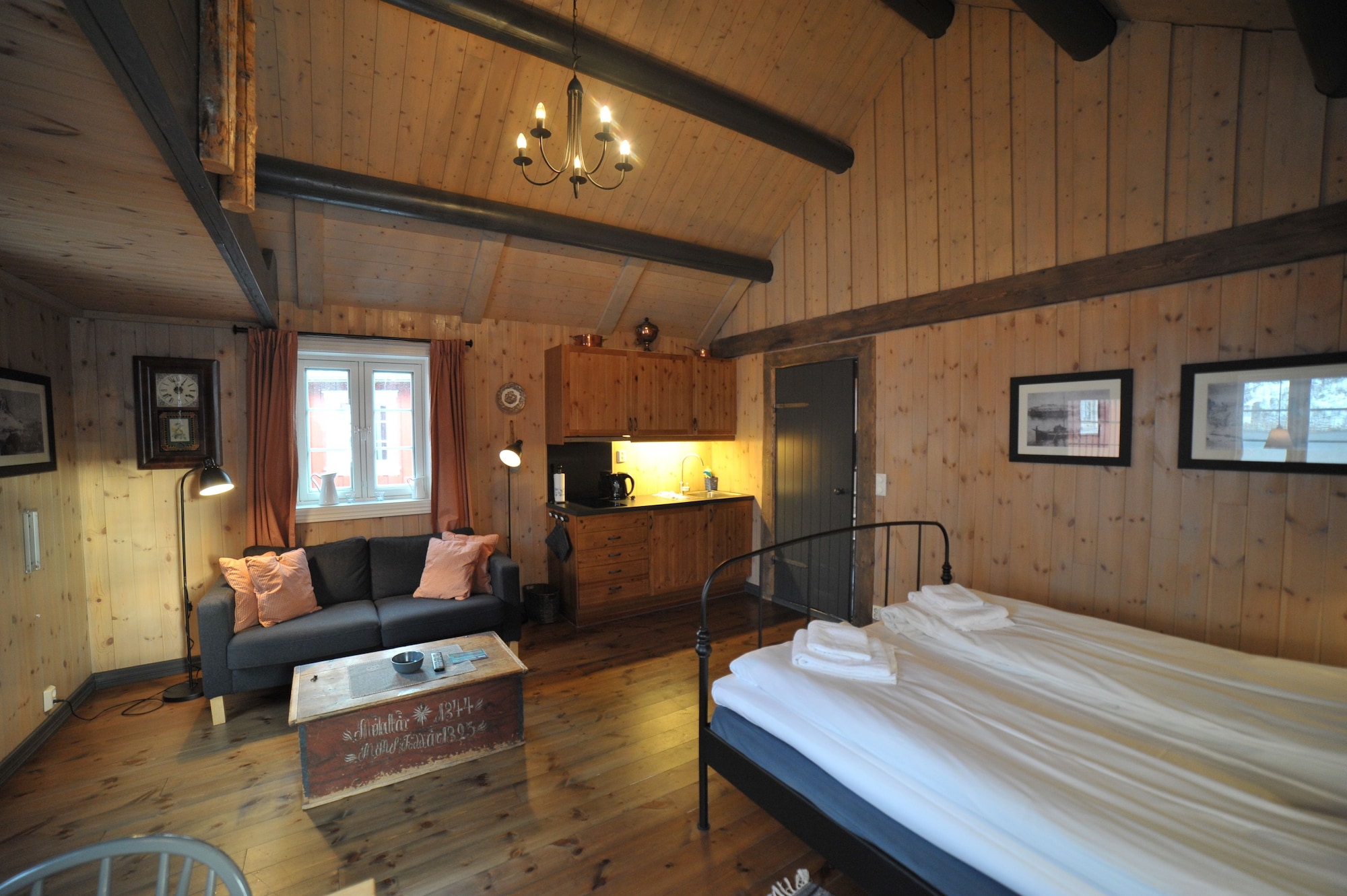 1 Bedroom, Rorbu, Deluxe, Cabin, Double Bed, Sea View، Reine Rorbuer - by Classic Norway Hotels 2/3