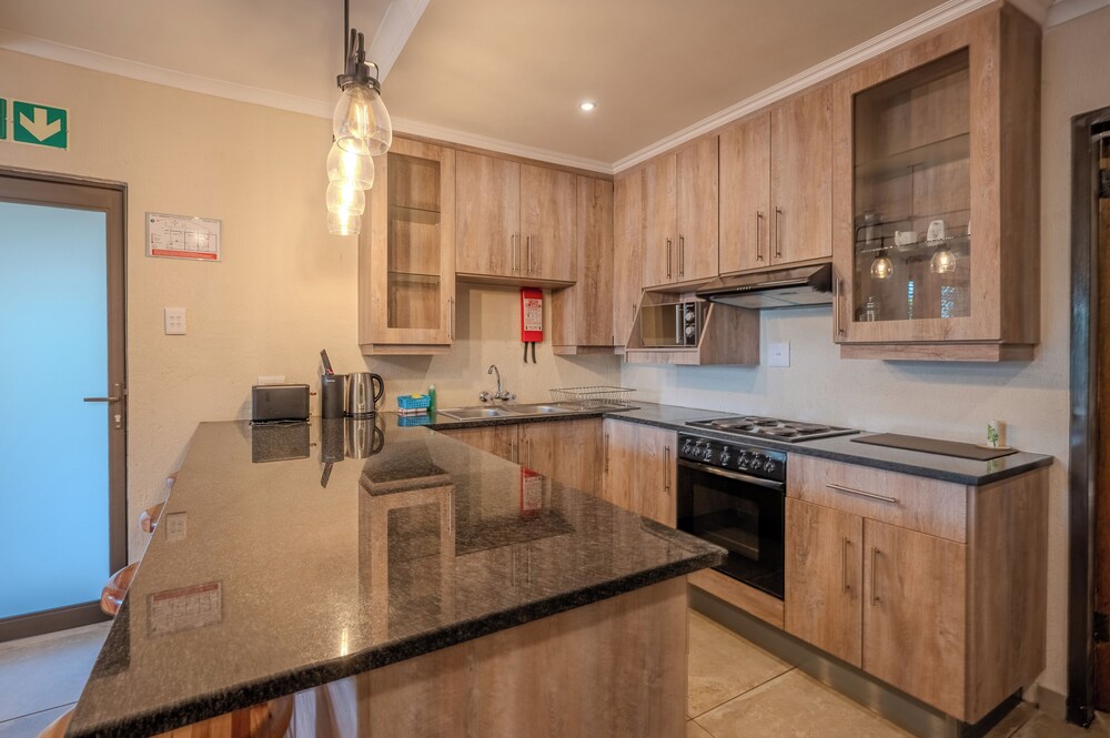 Bushbaby Valley Lodge 30/42