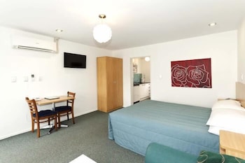 Gothic Heights Motel 35/54