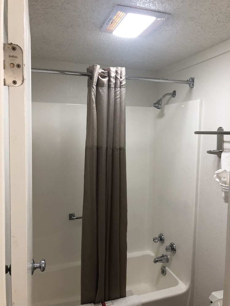 Super 8 by Wyndham Asheville/Biltmore 7/23