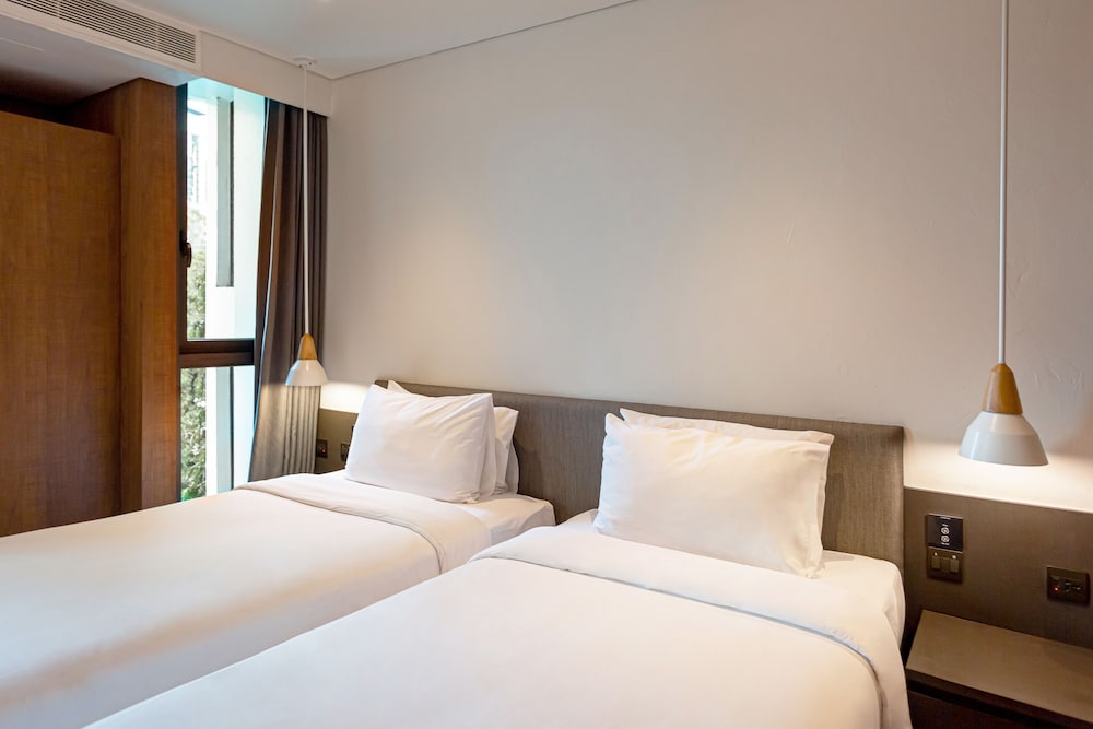 2 BEDROOMS, SUITE