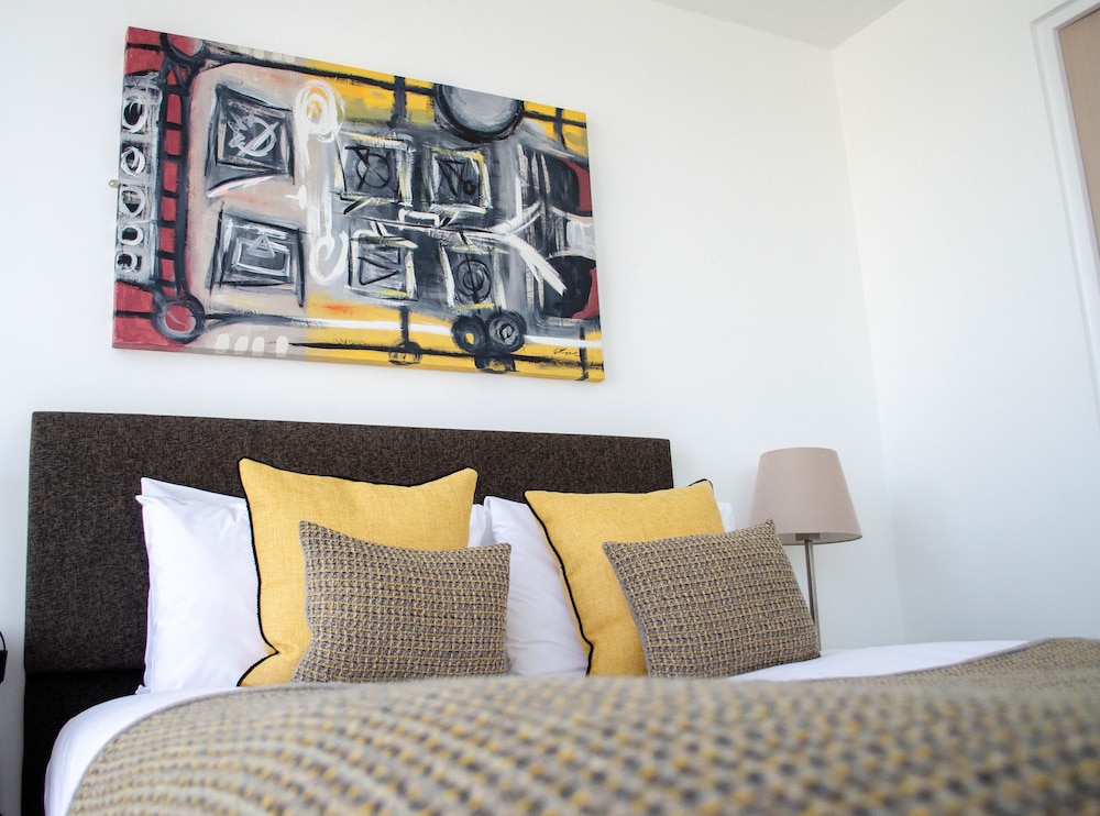 The Rosebery 23/41