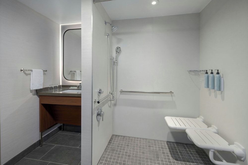 Standard, 2 Queen Beds, Courtyard Athens Downtown 2/5