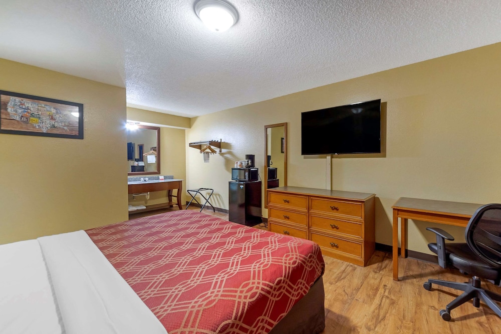 Econo Lodge Pryor 29/58