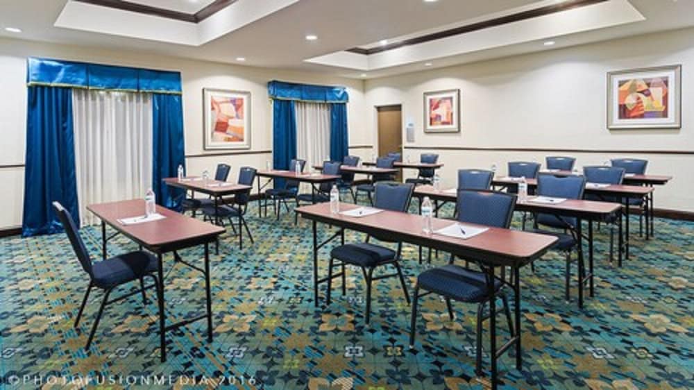 Holiday Inn Express Hotel & Suites Stroudsburg-Poconos 49/56