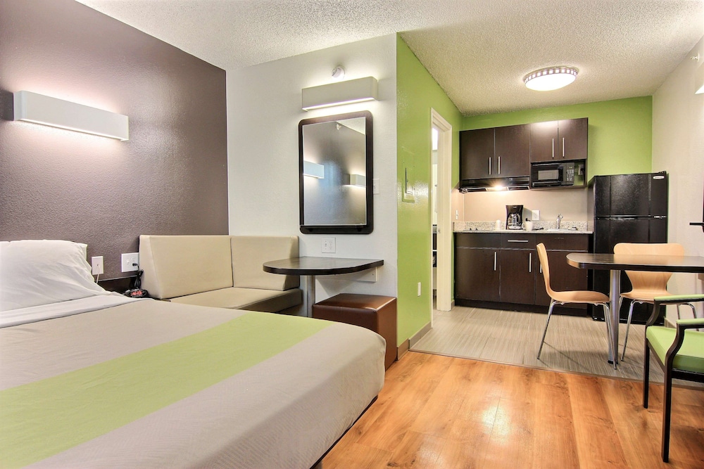 STANDARD, QUEEN BED