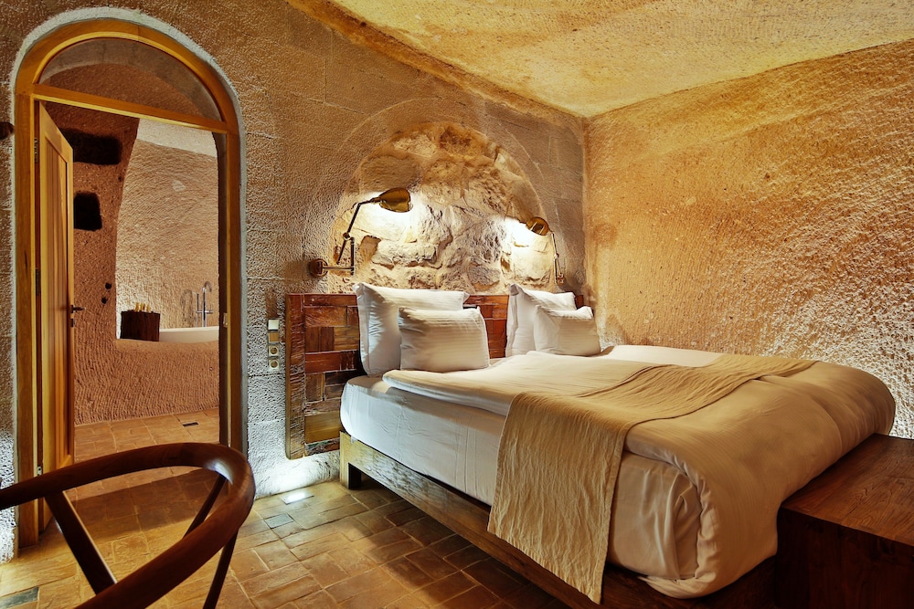MILLSTONE CAVE SUITES 35/77