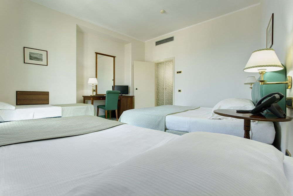 Lloyd's Baia Hotel 25/64