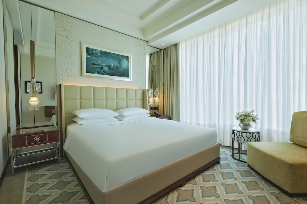 REGENCY, SUITE, KING BED, SEA VIEW