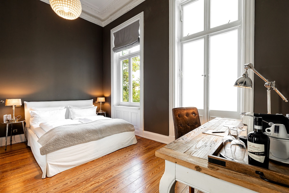 STANDARD, QUEEN BED