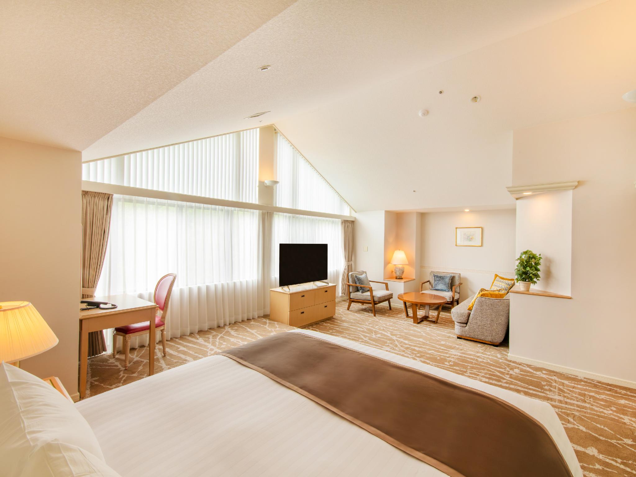 Junior Suite, King and Twin Beds, Mountain Side، Rusutsu Resort Hotel And Convention 3/3