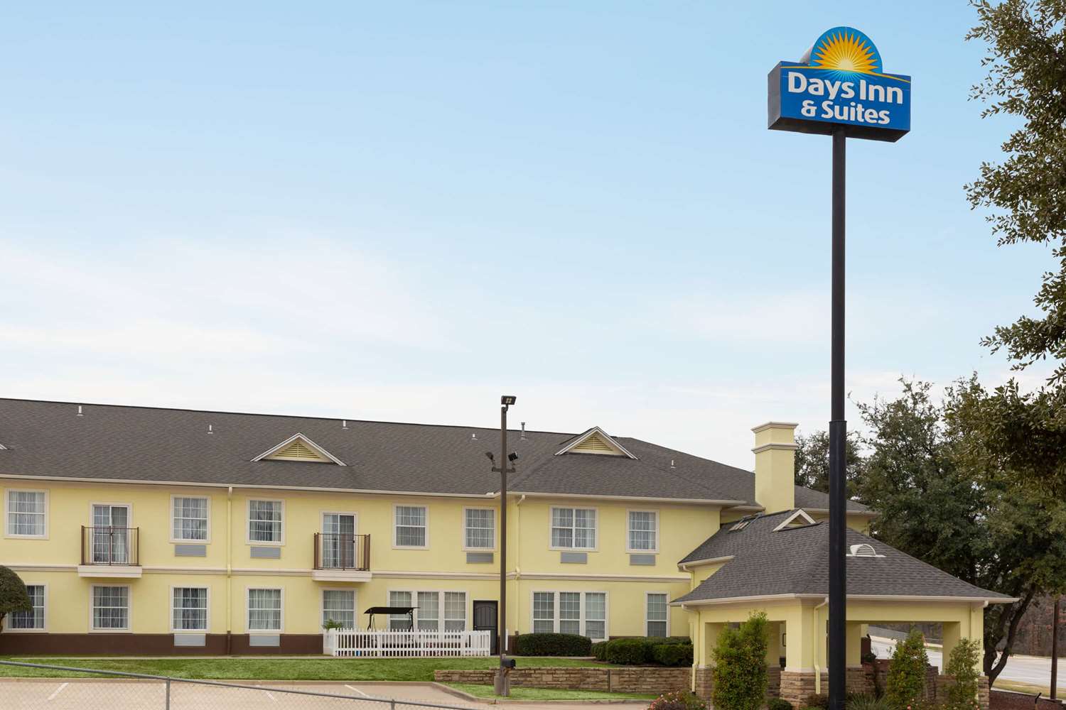 Days Inn and Suites by Wyndham Euless DFW Airport South 2/57