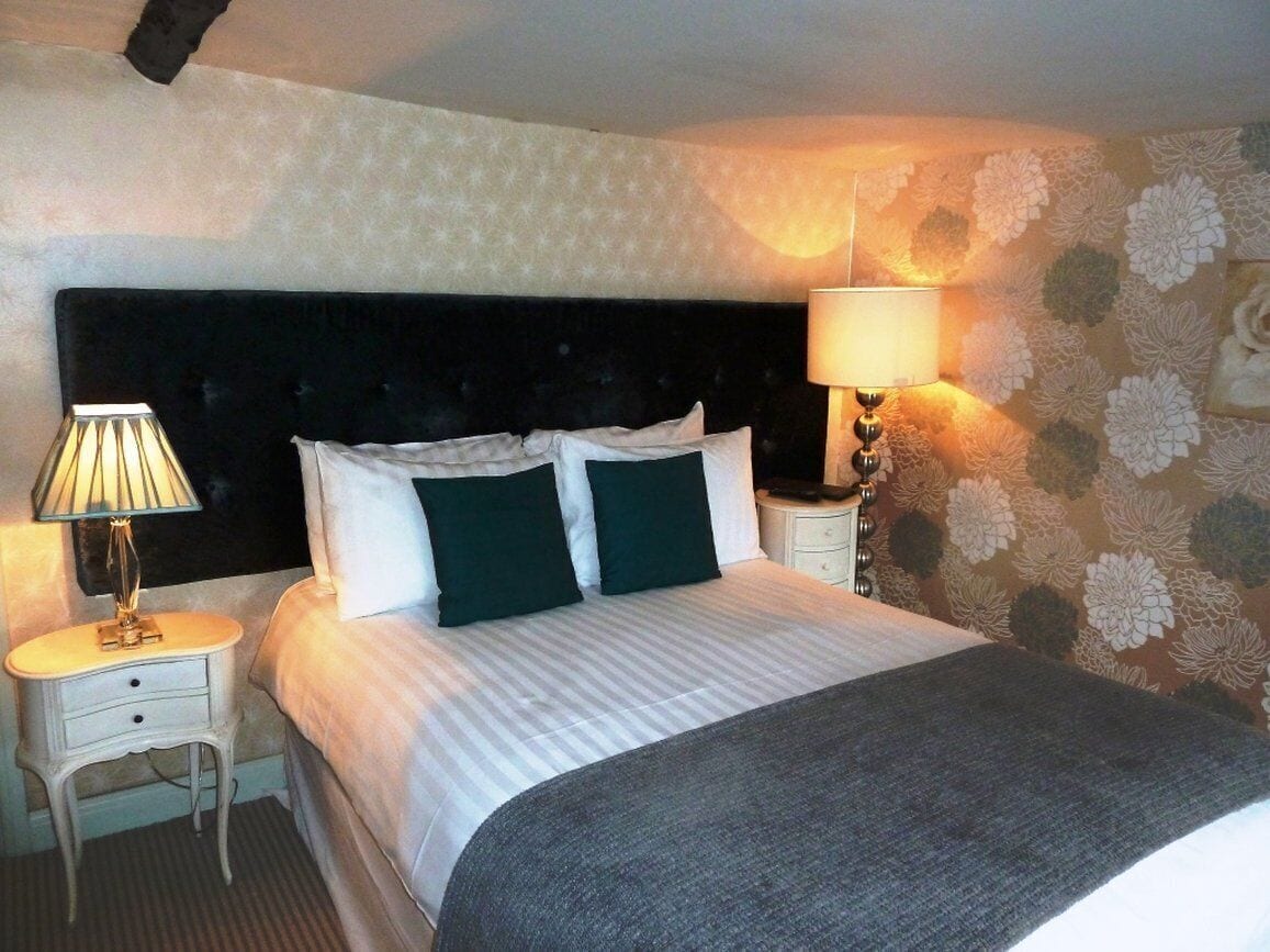 ROOM, DOUBLE BED