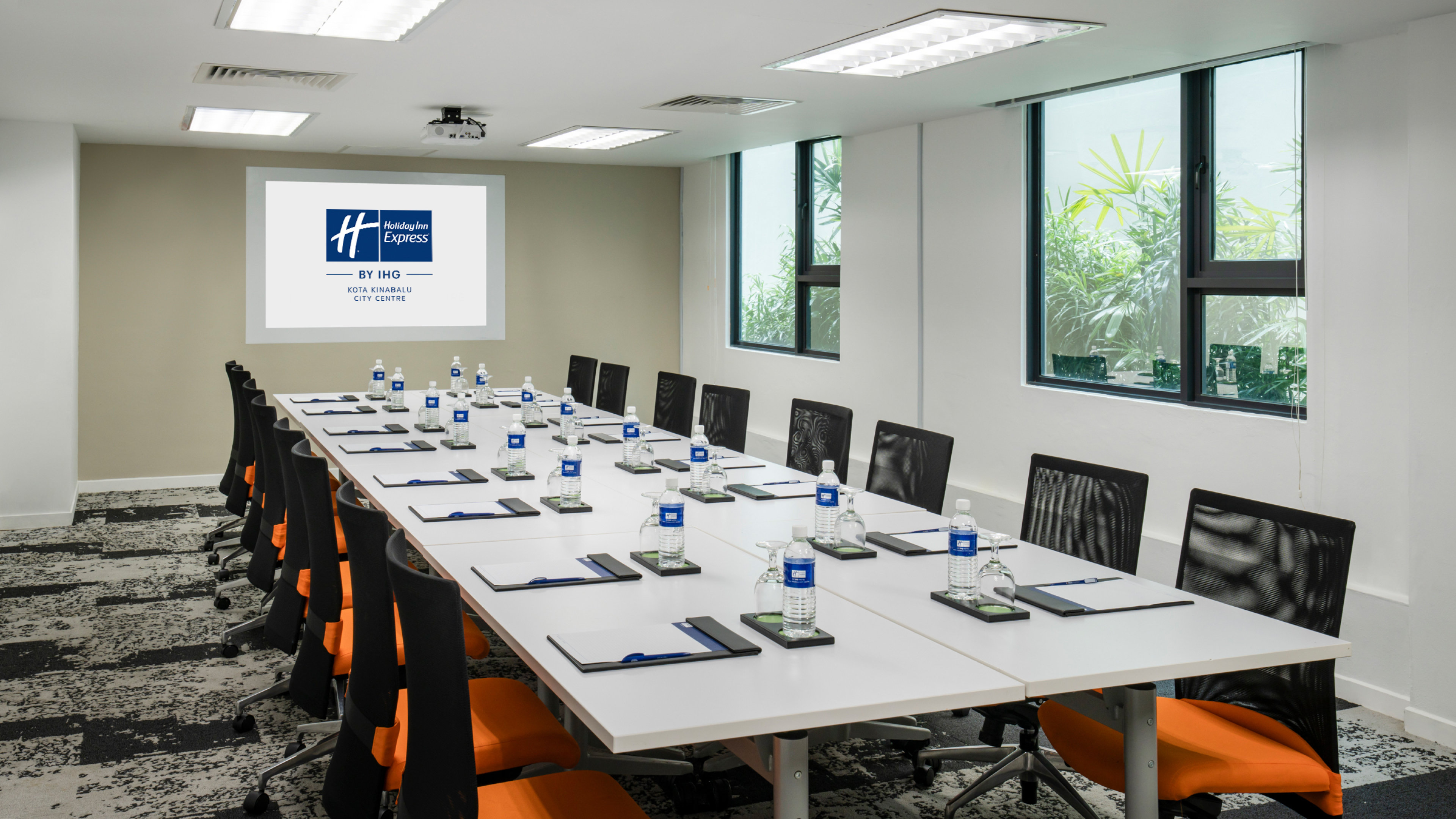 HOLIDAY INN EXPRESS KOTA KINABALU CITY CENTRE 49/55