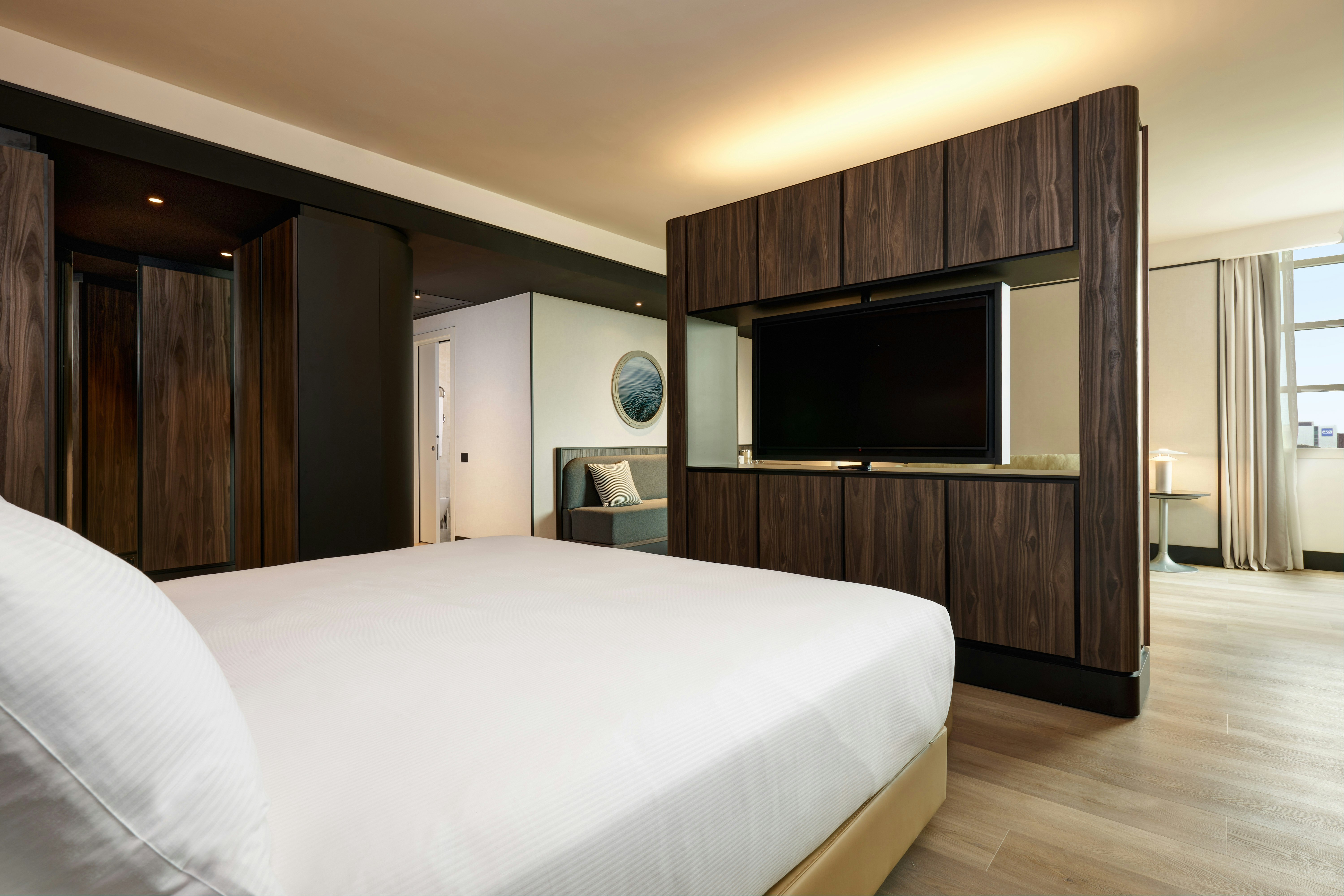 EXECUTIVE, KING BED, ALCOVE