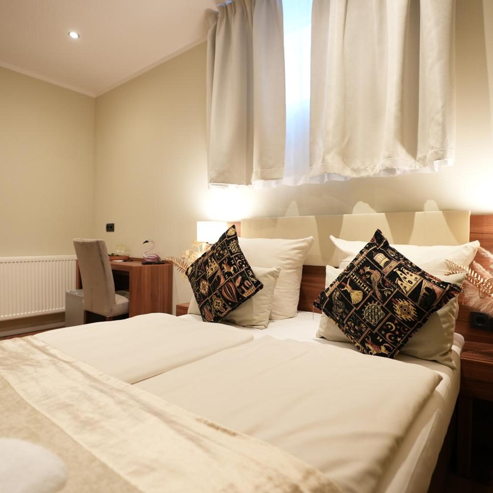 Budget, Basement, Double Bed، Hotel Attache 3/10