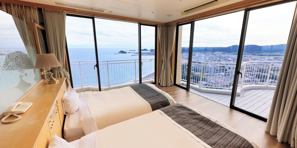 Royal, White, Suite, 4 Beds, Ocean View