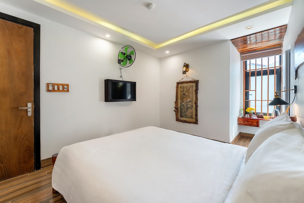 SUPERIOR, QUEEN BED