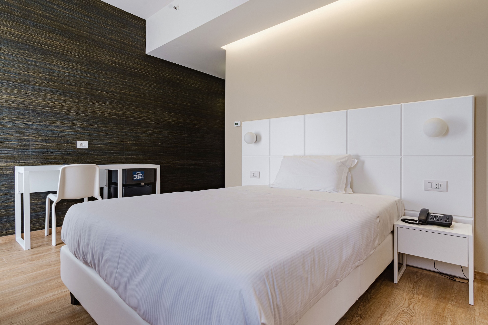 CLASSIC, LARGE SINGLE BED
