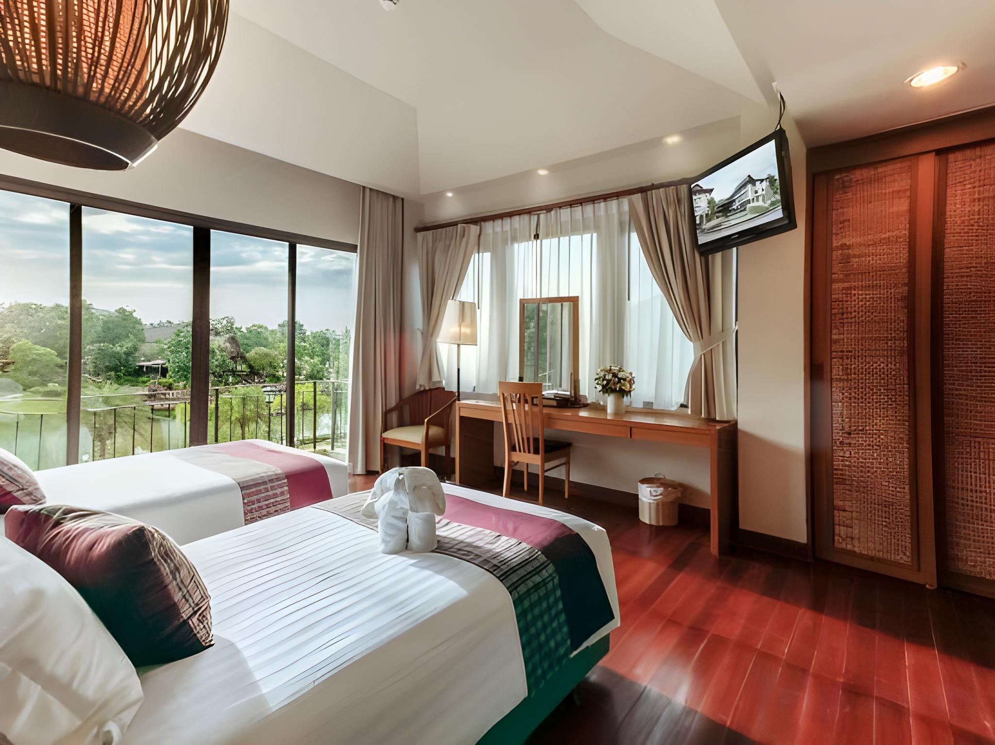 SUITE, LAKE VIEW