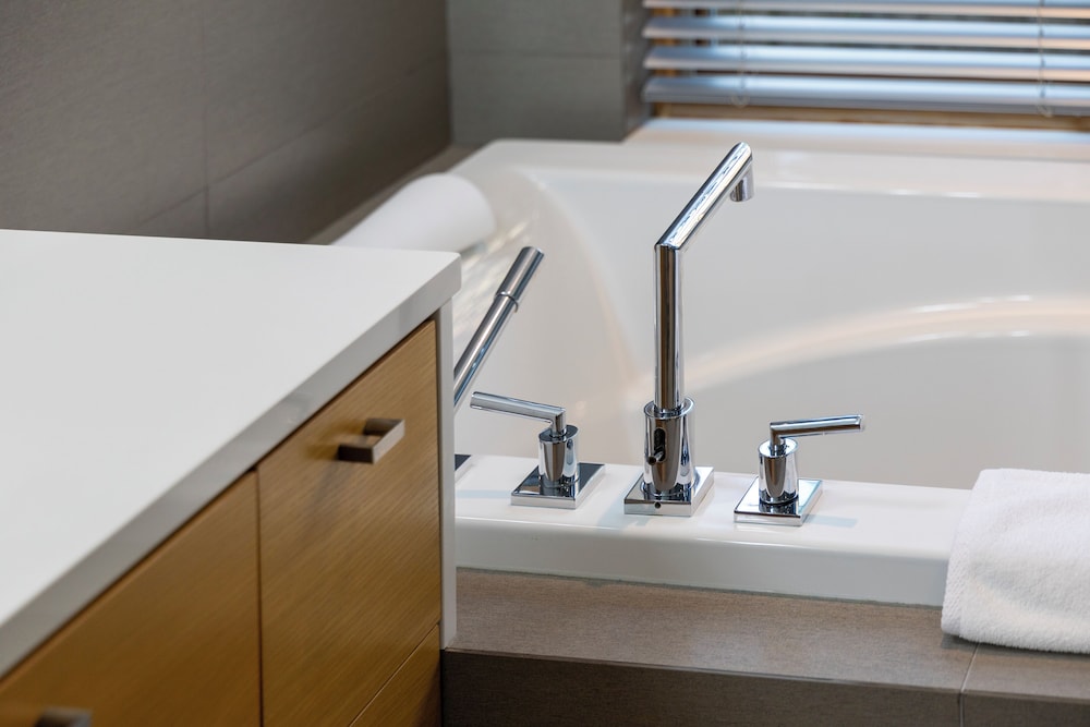 Brentwood Bay Lodge Spa 63/64