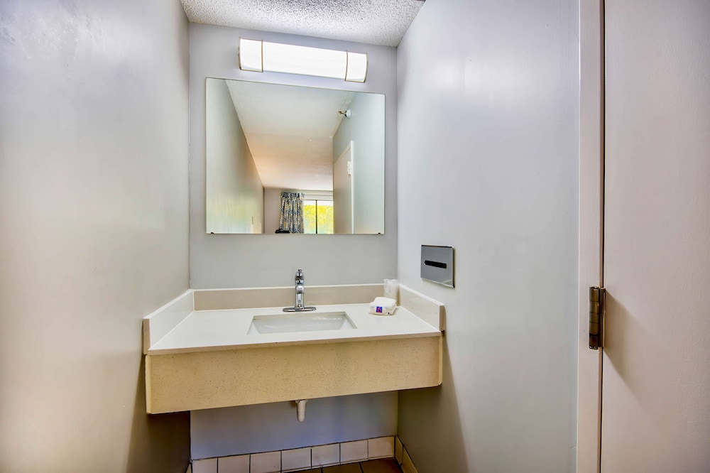 Motel6 Jeffersonville, IN - Louisville 33/33