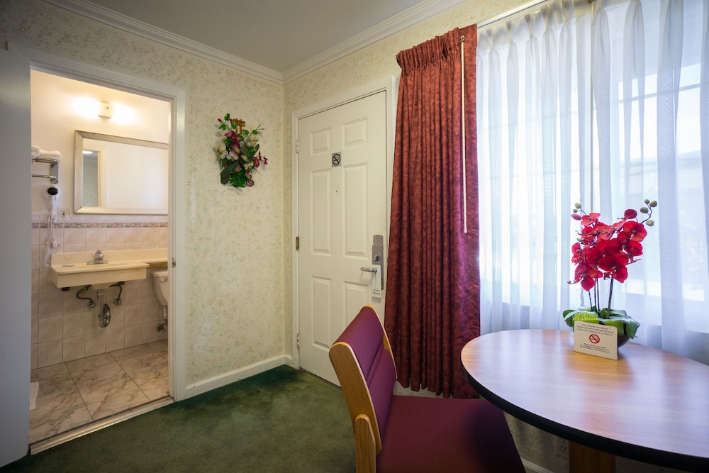 Travelers Inn 27/41