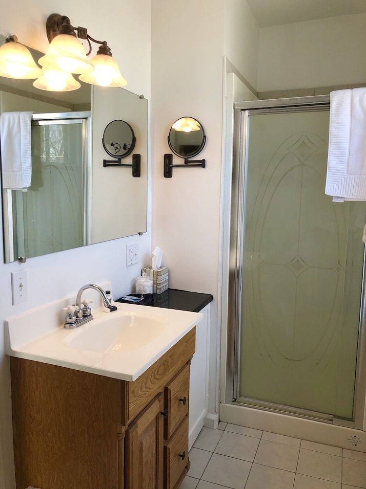 Rogues Harbor Inn 49/50