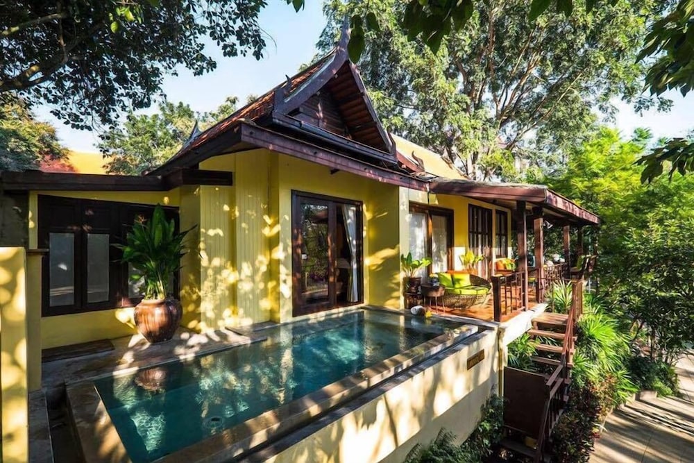 Zantiis Ndol Villas 8/66