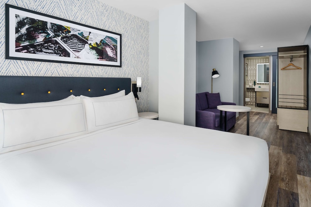 ROOM, KING BED, ACCESSIBLE