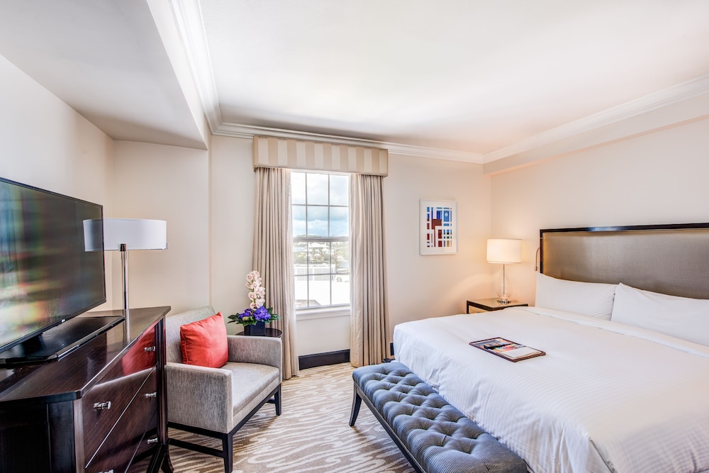 Fairmont Gold, King Bed, City View, Club Lounge Access