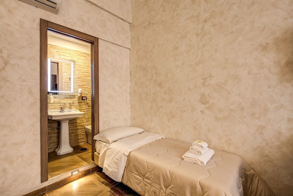 Amici Guesthouse 18/40