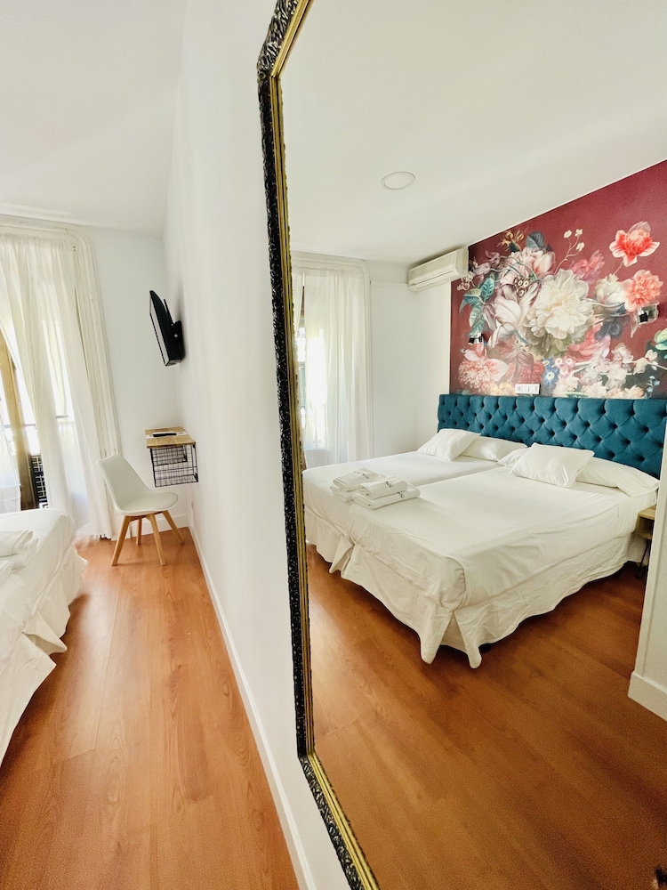 ROOM, DOUBLE BED