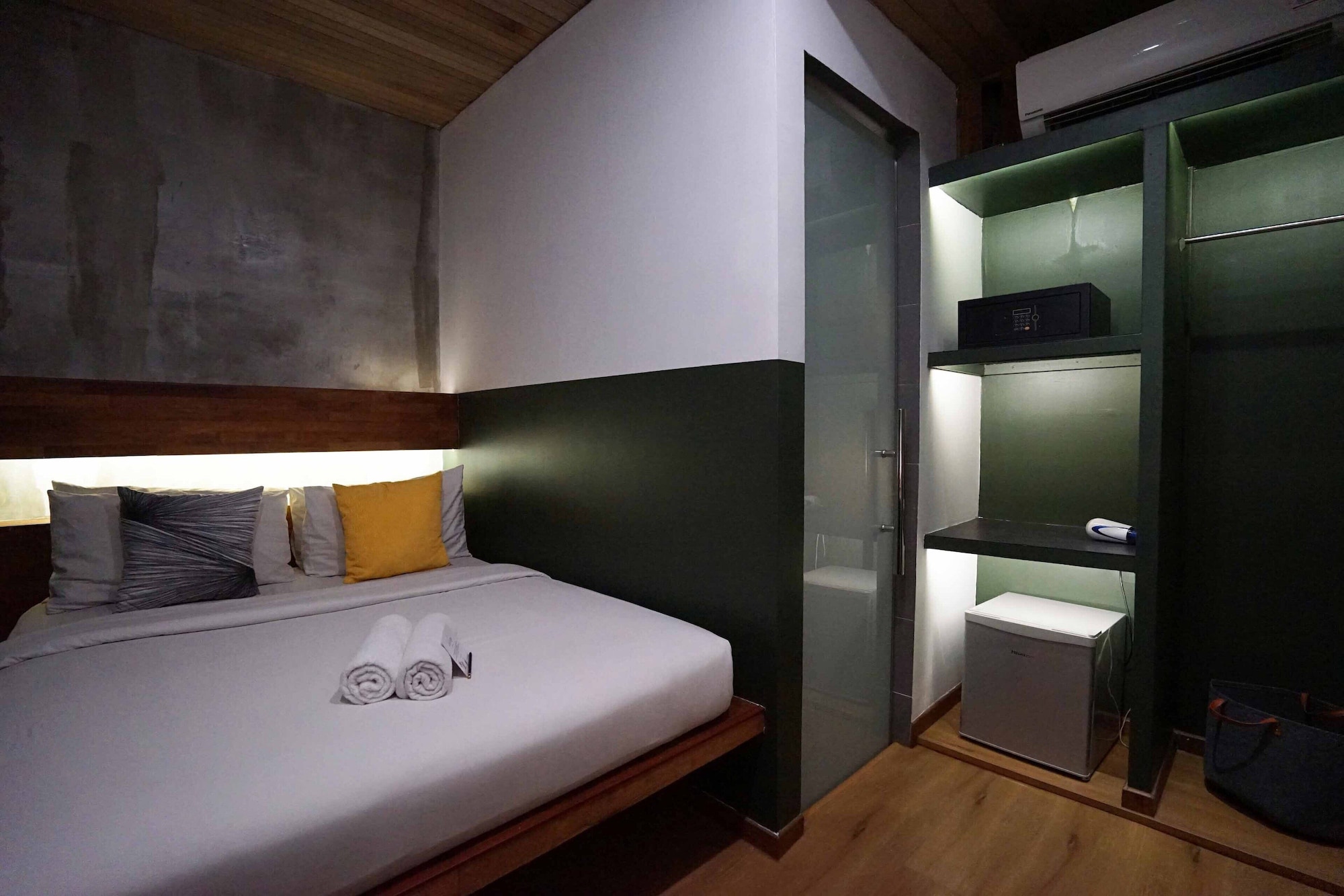 STANDARD, QUEEN BED, NO WINDOW