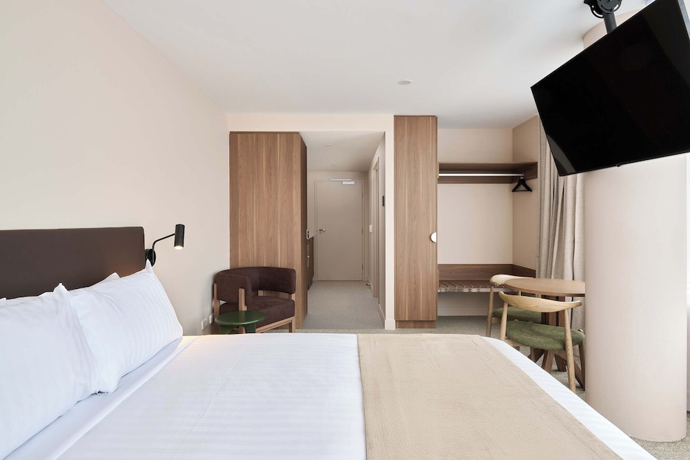 STUDIO, QUEEN BED
