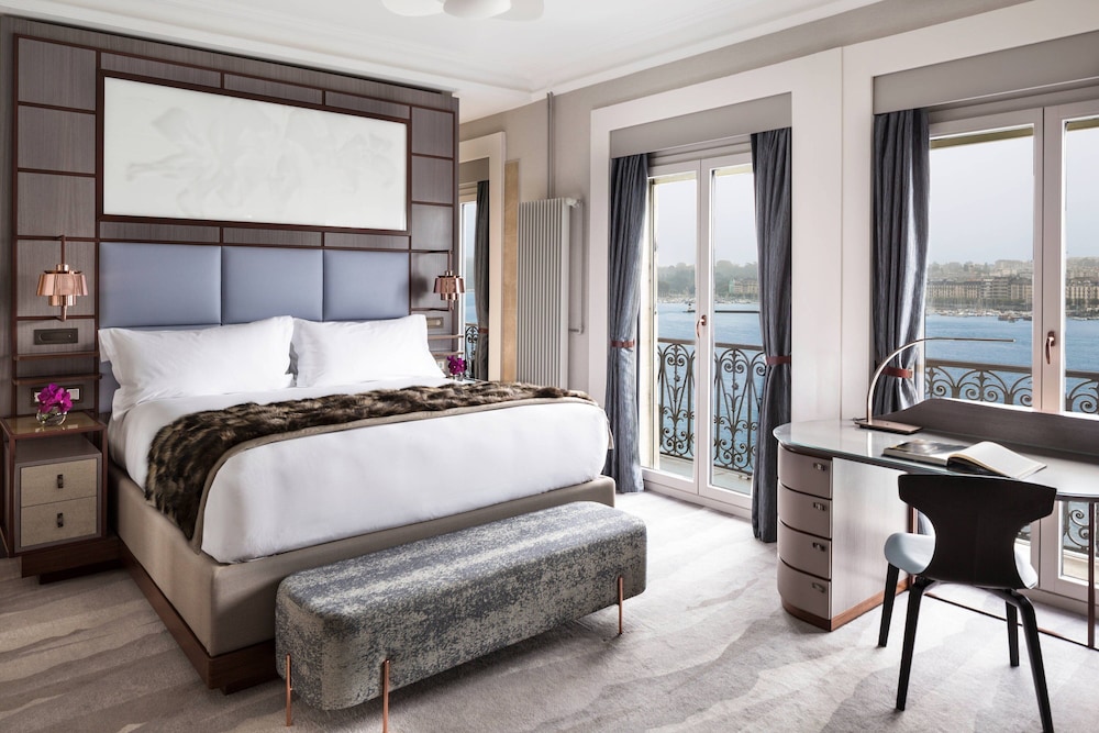 THE RITZ-CARLTON HOTEL DE LA PAIX GENEVA 11/45