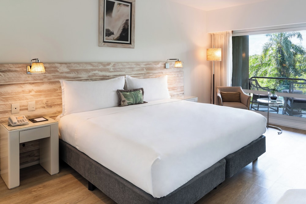 Deluxe, King Bed, Jungle View