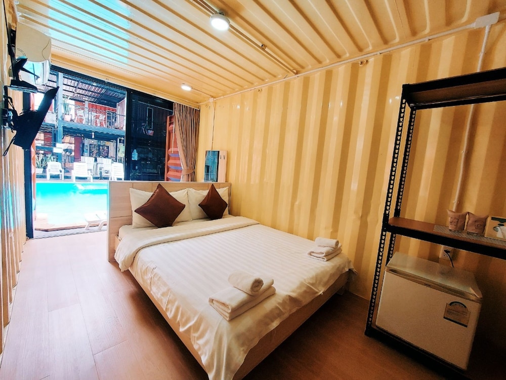 SUPERIOR, DOUBLE BED, POOL ACCESS