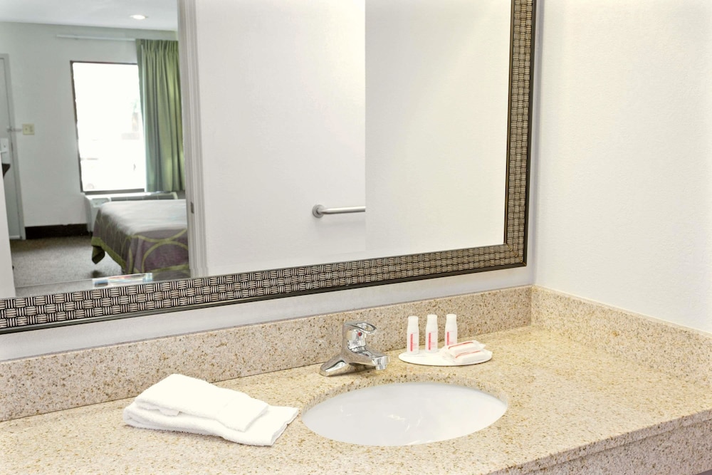 Super 8 By Wyndham Gainesville 25/27
